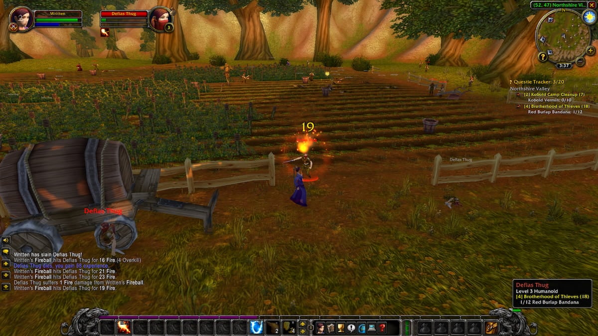 Human Mage fighting Defias Bandit in Northshire.