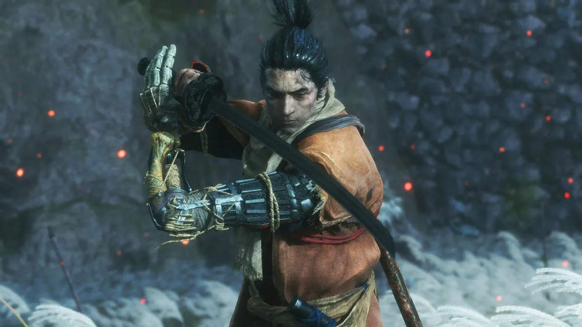 Sekiro holding up his sword to fight in Sekiro