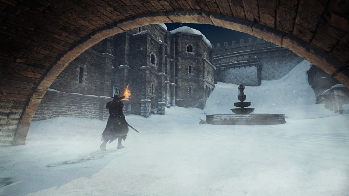 The player character walks on the ice city of Dark Souls: Crown of the Sunken King