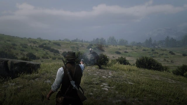 Arthur Morgan shoots a bandit with a Cattleman Revolver on a grassy knoll